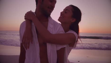 una joven pareja junto al mar