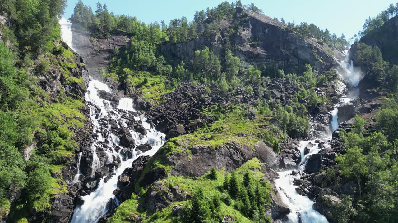cascada de cascadas de latefossen en granvin, zoda, noruega, escandinavia - pedestal hacia abajo