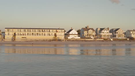 Wells-Beach,-Propiedad-De-Maine-En-La-Antena-Del-Amanecer-Frente-Al-Mar-De-Izquierda-A-Derecha