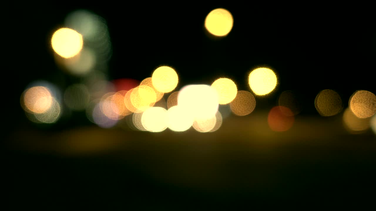 luces desenfocadas calle de los ángeles resumen. fondo borroso de la ciudad. círculos de bokeh en movimiento del tráfico nocturno.
