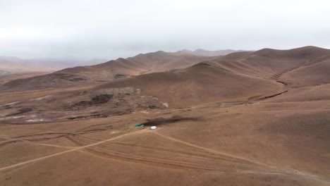 Vuelo-Lento-De-Drones-Sobre-El-Paisaje-De-Hierba-Seca-En-Un-Día-Nublado-En-Ulaanbaatar,-Mongolia