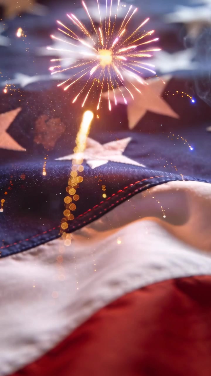Video verticale: Scintille che si alzano, bandiera americana che sventola, catturando luce colorata di notte con fuochi d'artificio