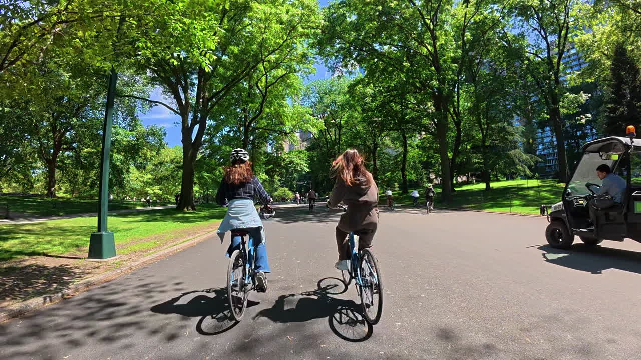 Nueva York, EE. UU., 1 de agosto de 2025: Ciclistas pedaleando juntos en Central Park. Un grupo de personas pedalea junto en Central Park en un día soleado y brillante.