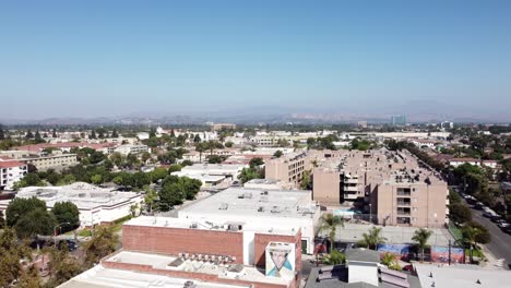 vista aérea del centro de santa ana, california, estados unidos en un día claro y soleado