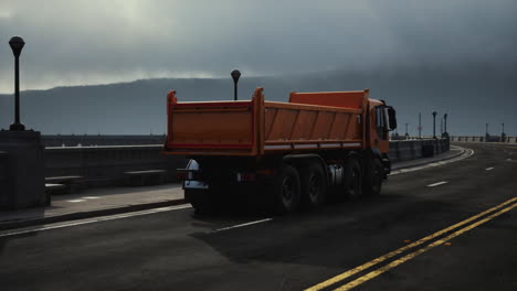 Großer-LKW-Auf-Der-Brücke