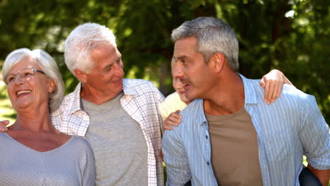 familia extensa feliz en el parque