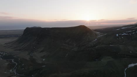 Vista-Aérea-Del-Paisaje-De-Los-Picos-De-Las-Montañas-Con-Nieve-Derretida,-En-Islandia,-Al-Atardecer