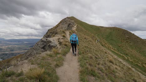 Mädchen-Wandert-Allein-Auf-Dem-Roys-Peak