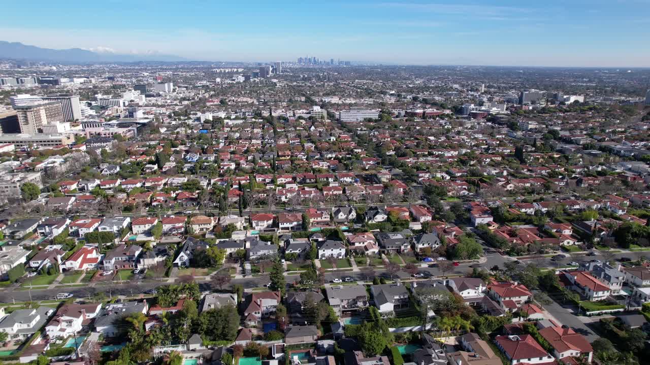 Vasto quartiere di tenute a Beverly Hills, vista aerea cinematografica.