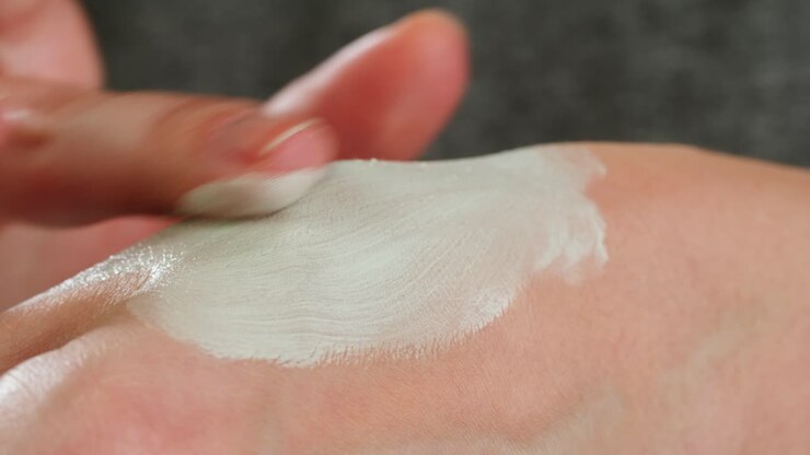 Applicazione di crema viso sulla pelle