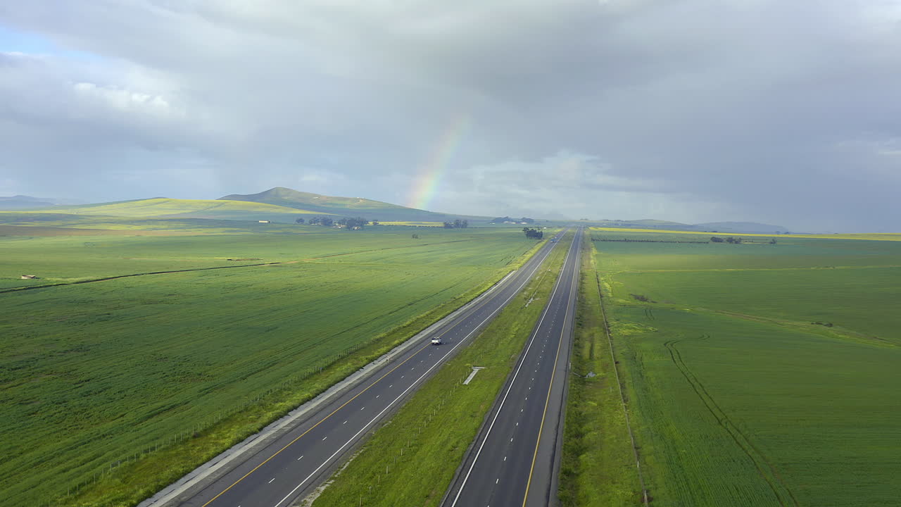 무지개 를 가진 초록색  을 가로질러 가는 고속도로
