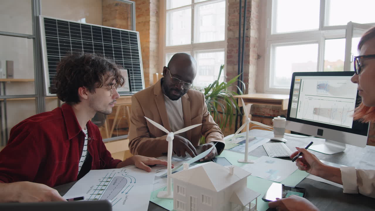 grupo de diversos ingenieros que trabajan en un proyecto de energía alternativa