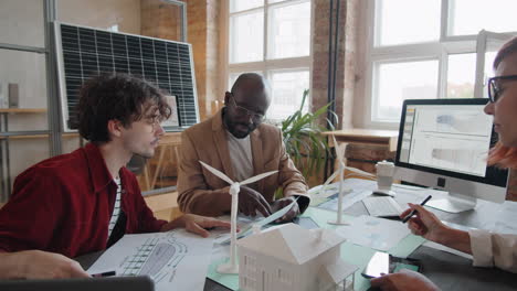 grupo de diversos ingenieros que trabajan en un proyecto de energía alternativa