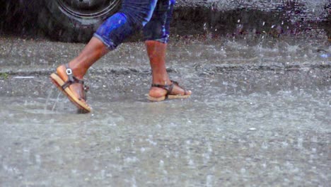 Cerca-De-Las-Piernas-Caminando-A-Través-De-Enormes-Charcos-En-La-Calle-Durante-Las-Fuertes-Lluvias