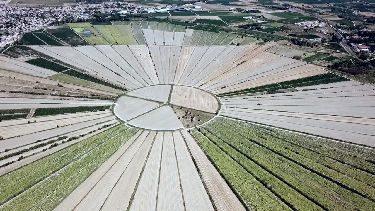 vista aérea de los campos circulares del lago drenado de montady, francia, europa