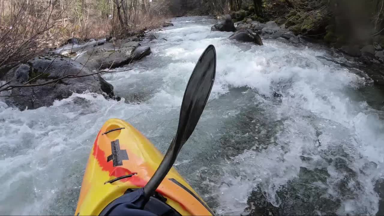 Vista in prima persona di kayak in acque bianche sul fiume Applegate al confine tra California e Oregon