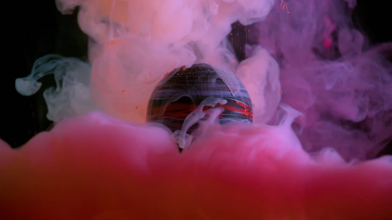 Un pianeta rosso rotante che gira in mezzo a una struttura simile a un liquido, ascendendo gradualmente attraverso vari punti di vista, simboleggiando il concetto di emergenza e trasformazione