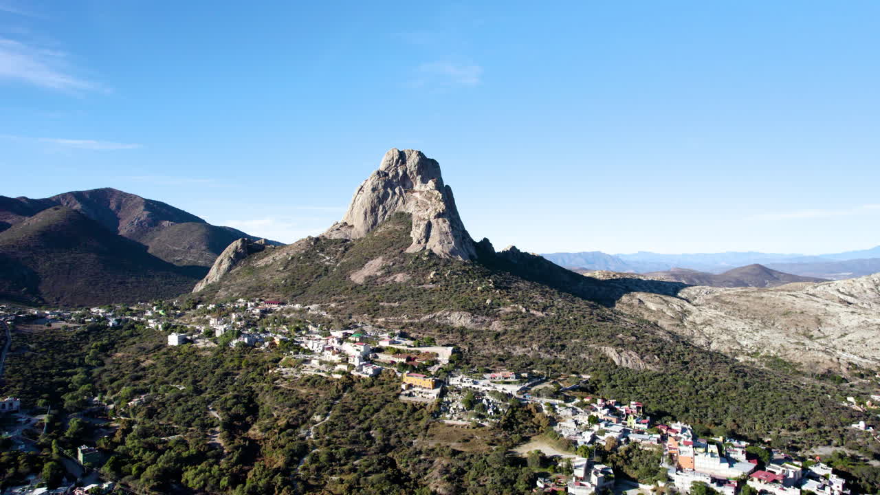 케레타로에서 페냐 데 베르날의 거꾸로 샷