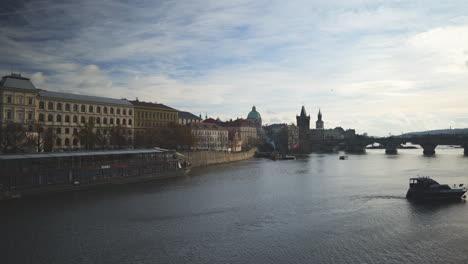 Terraplén-De-Vltava-De-Praga-Y-Vista-De-Lapso-De-Tiempo-Del-Puente-De-Carlos-En-Un-Día-Soleado