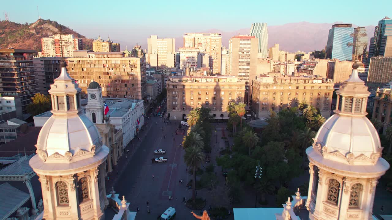 산티아고 메트로폴리탄 대성당 과 아르마스 광장 위 에 있는 느린 항공 돌리