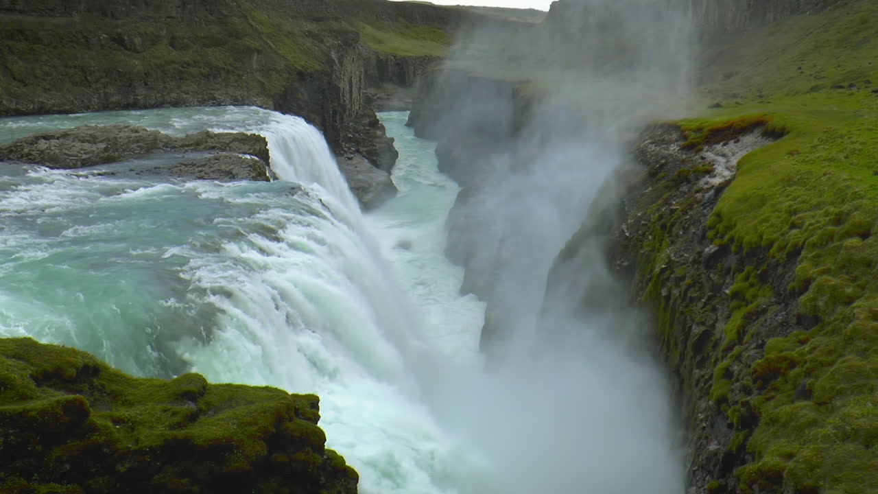 imágenes en cámara lenta de gullfoss - cascada ubicada en el cañón del río hvita en el suroeste de islandia