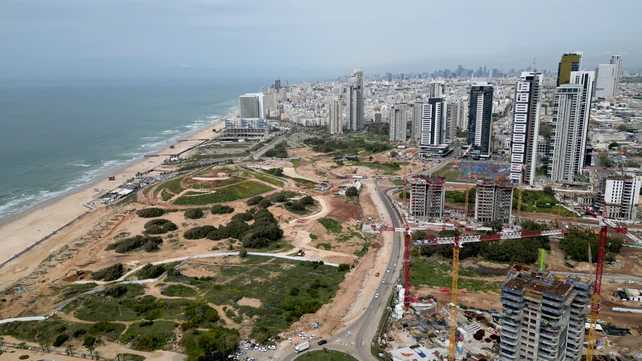 desarrollo urbano- ciudad de bat yam- israel- desde una vista de pájaro- drone 4k video