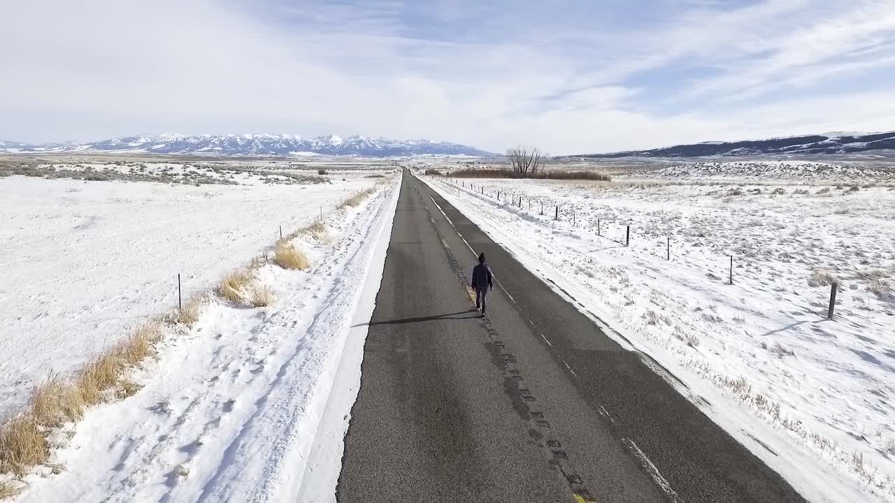 카메라가 도로에서 회전하는 여성 주위를 낮게 회전합니다.