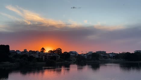 Puesta-De-Sol-Panorámica-Hacia-Un-Cielo-Azul-Desde-El-Río-Swan-En-East-Perth