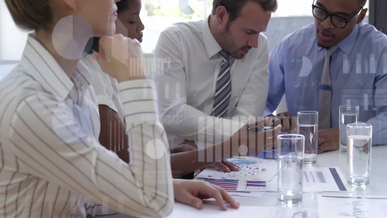 animación de múltiples gráficos y tablero de negociación, diversos compañeros de trabajo discutiendo informes en la oficina