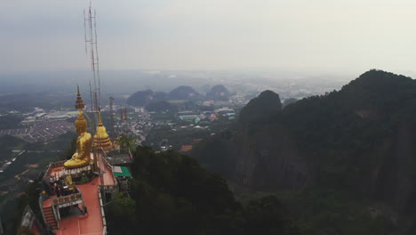 templo budista de la cueva del tigre en las montañas de tailandia por encima del valle de kiriwong