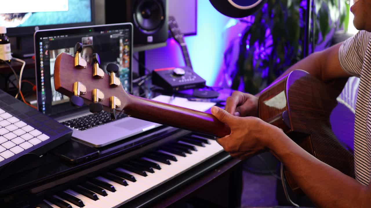 estudiantes y profesores que utilizan herramientas de aprendizaje remoto en línea durante el brote de coronavirus 8