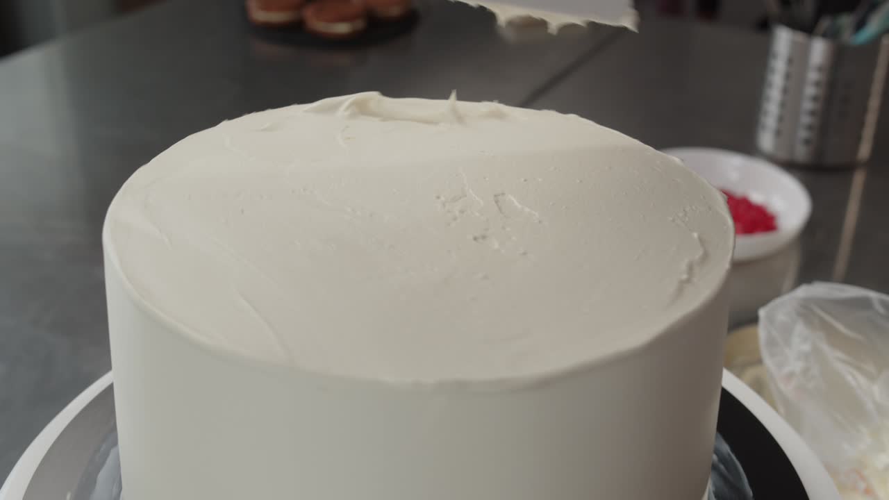 crear una obra maestra culinaria. chef de pastelería profesional.