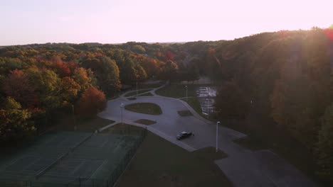 descendiendo sobre un parque en grand haven a principios de otoño