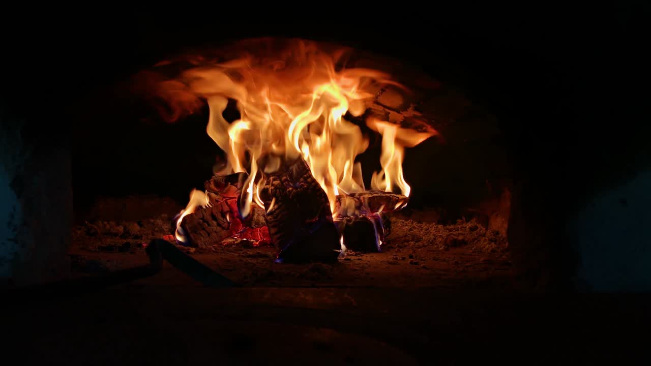 fuego en un bucle de horno de ladrillo