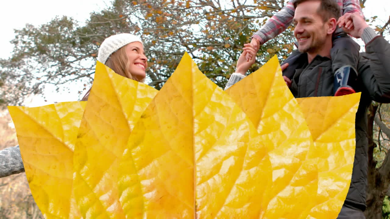 공원에서 행복한 백인 가족 위에 떨어지는 가을 잎의 애니메이션