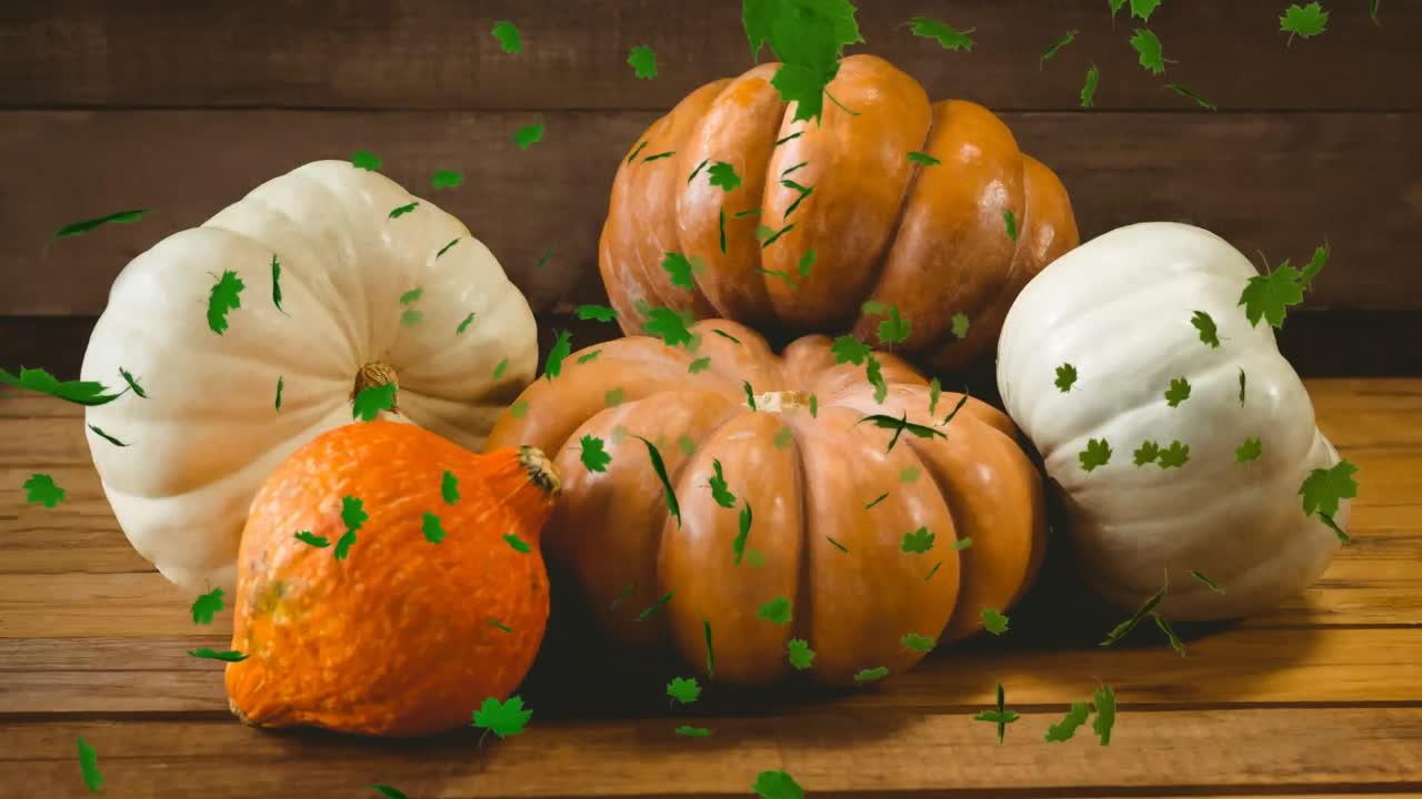 video compuesto digital de hojas de otoño que se mueven contra la calabaza de halloween en el fondo