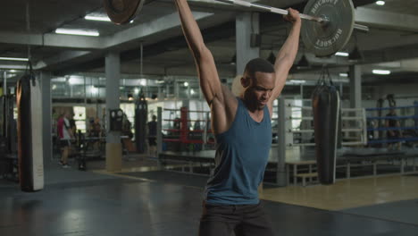 un atlético afroamericano en el gimnasio.