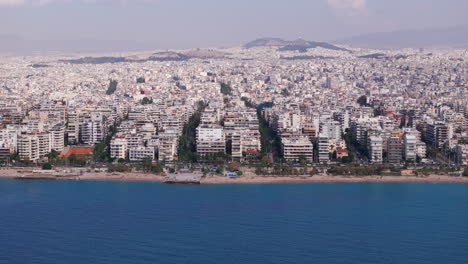 tight aerial slider toma de la vivienda frente al mar en atenas, grecia
