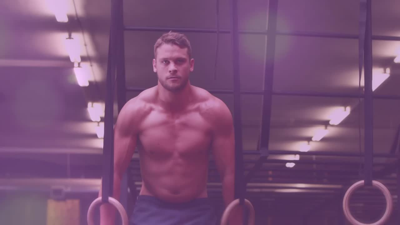 joven caucásico excisando con bandas de resistencia en el gimnasio