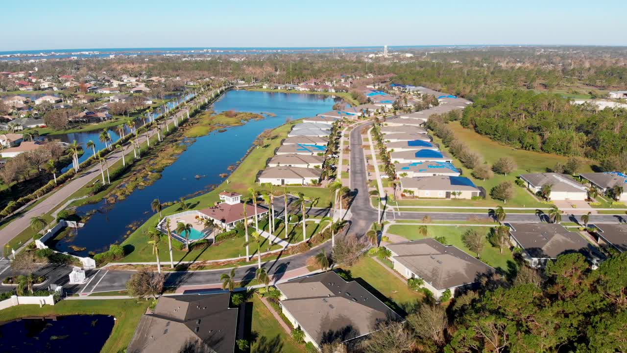 video de dron de 4k de lonas de techo en casas dañadas por el huracán ian en englewood, florida - 15
