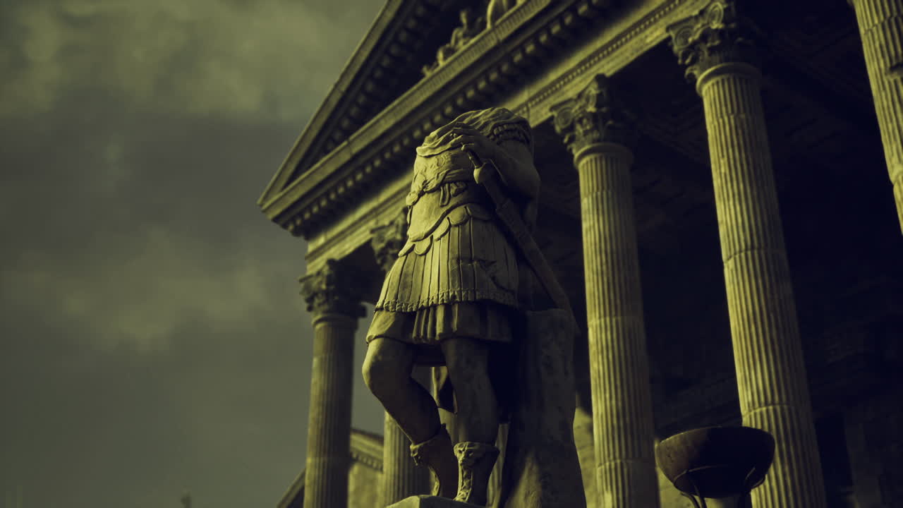 Statua e tempio immortalati in mezzo a condizioni meteo avverse e trame di pietra invecchiata