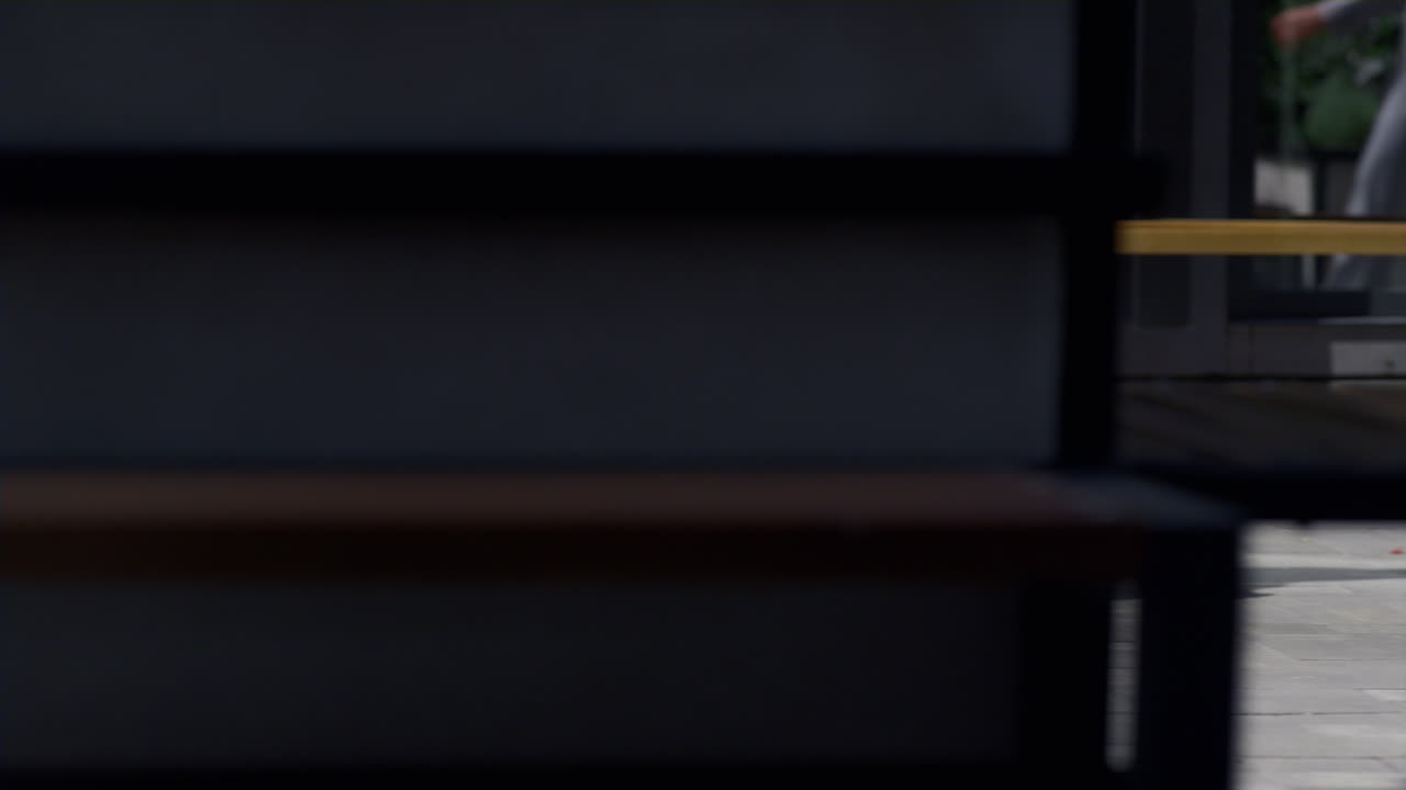 близкий снимок женских ног на электрическом скутере на улице. современная концепция городской мобильности