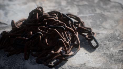 cadena de hierro oxidada hecha a mano
