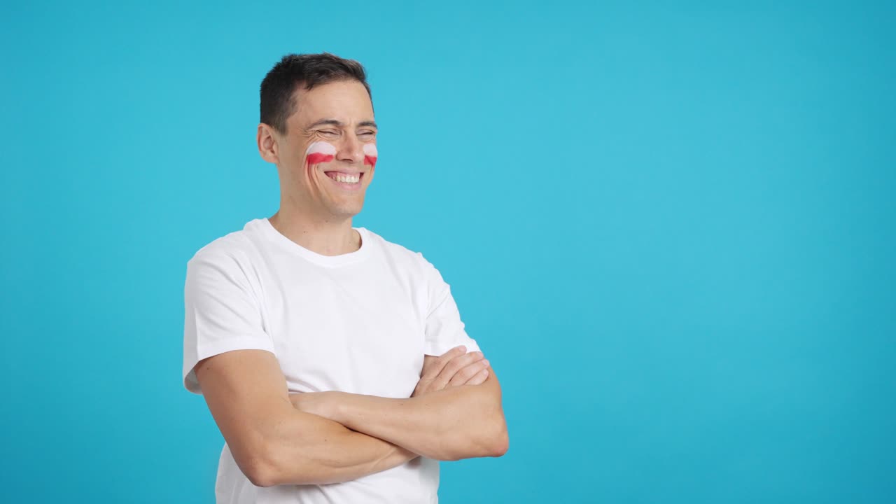 Homem feliz com a bandeira da Polônia pintada no rosto olhando para longe
