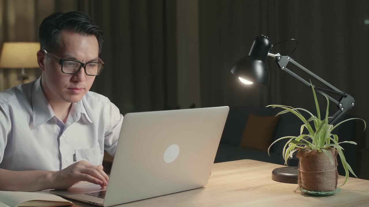 밤에 노트북에서 일하는 남자