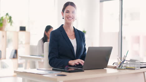 Büro,-Laptop-Und-Gesicht-Einer-Geschäftsfrau-Am-Schreibtisch