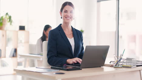 oficina, portátil y cara de mujer de negocios en el escritorio