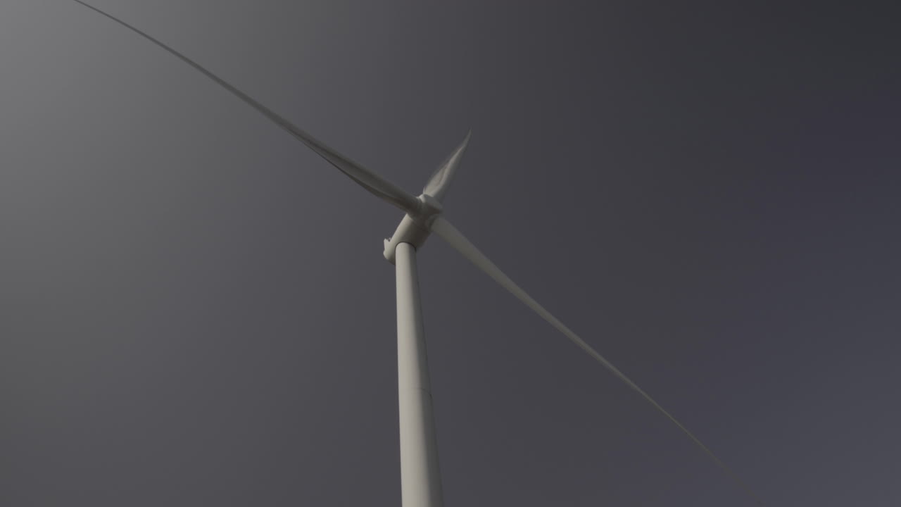 우는 소리와 앞에서 풍력 터빈, 푸른 하늘 배경으로 머리 회전