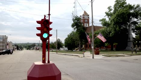 Antiguo-Semáforo-De-Cuatro-Vías-Y-Palacio-De-Justicia-En-El-Centro-De-Toledo,-Iowa,-Con-Vídeo-Estable.