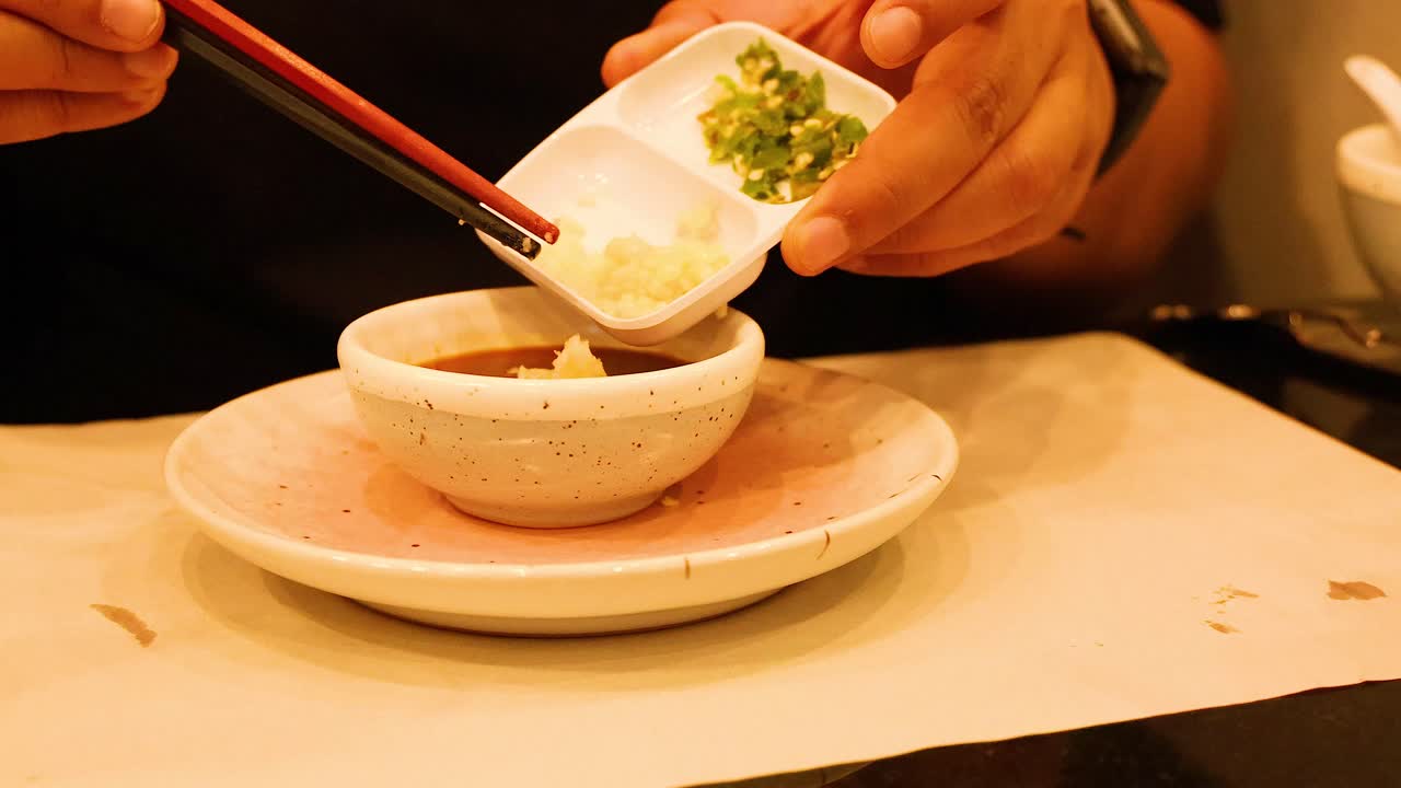 mezclar ingredientes para una salsa sabrosa